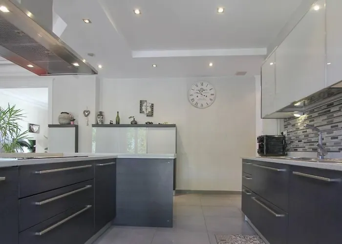 Alba Avec Piscine Et Vila Mety