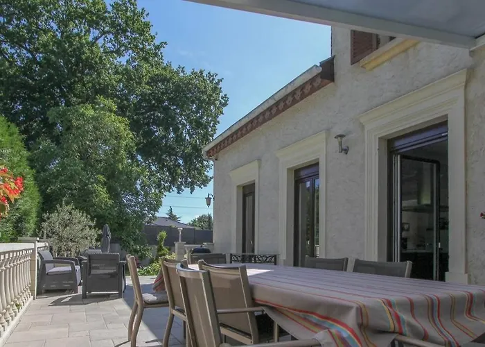 Alba Avec Piscine Et Vila *